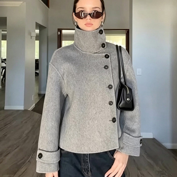 Damen Kurzer Wollmix-Mantel mit asymmetrischer Knopfleiste und hohem Stehkragen Echoarchiv