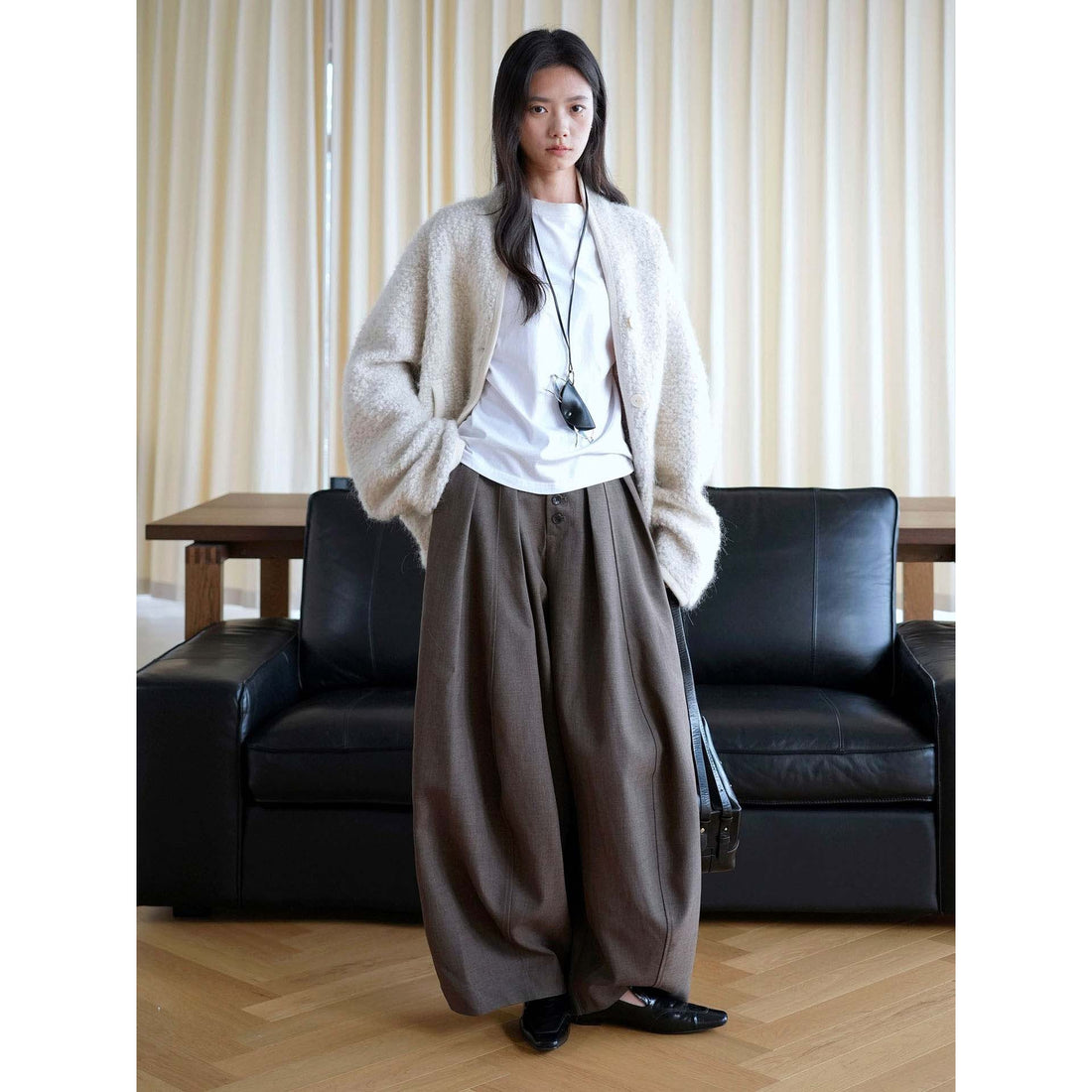 Damen weite Hose mit hoher Taille und dekorativer Knopfleiste Echoarchiv