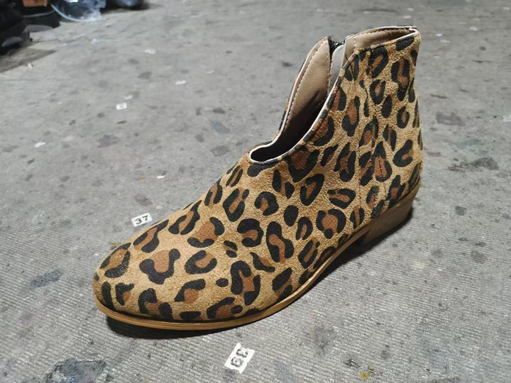 Damen Kurzschaft‑Stiefelette aus Veloursimitat mit V‑Ausschnitt und niedrigem Holzabsatz Echo Archiv
