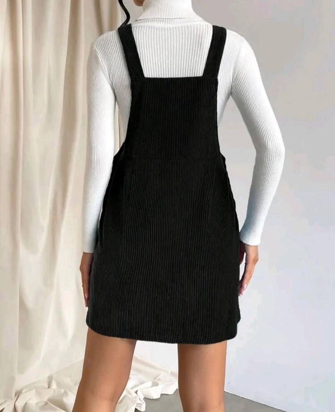 Damen Cord-Latzkleid mit verstellbaren Trägern, Seitlicher Druckknopfleiste und feinem Ripp-Effekt Echoarchiv