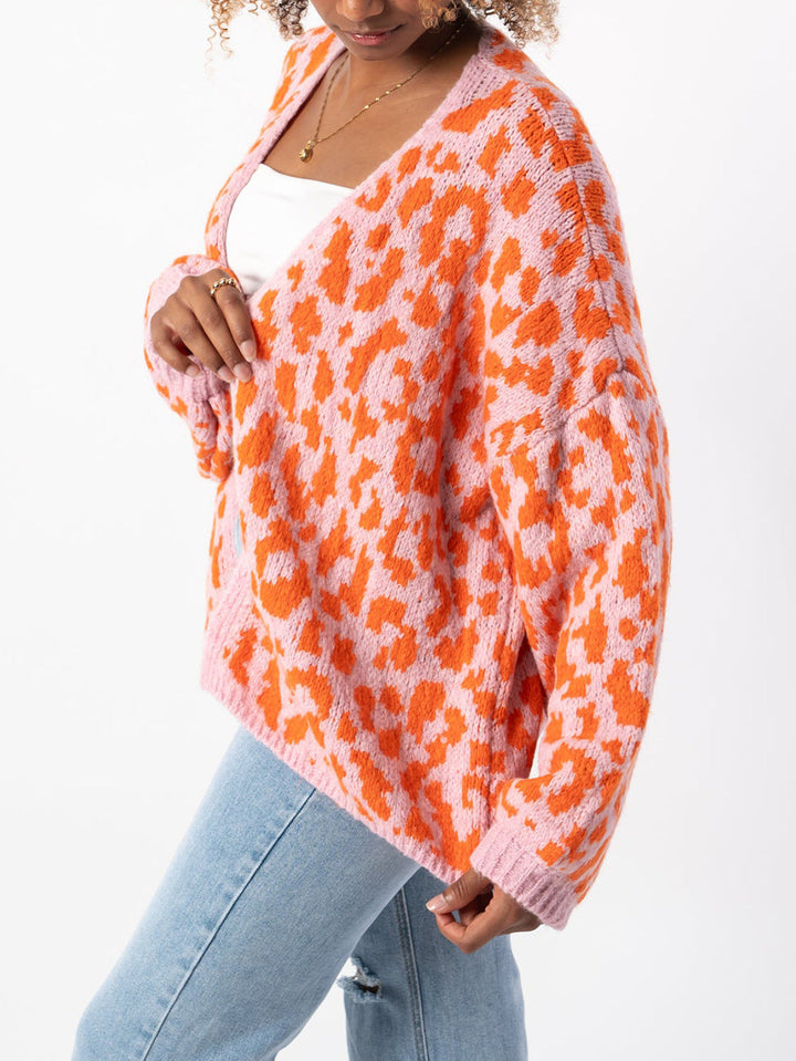 Damen grob gestrickter Cardigan mit stilvollem Leopardenmuster und bequemen Oversize-Details Echoarchiv