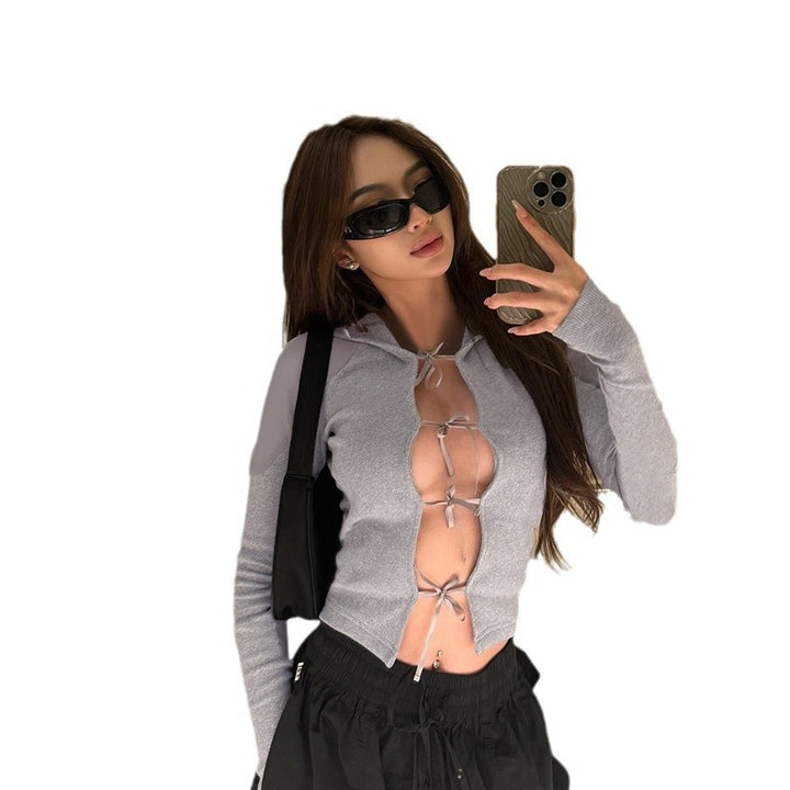 Damen sportliches cropped Oberteil mit Kapuze und raffinierten Riemchen Echo Archiv