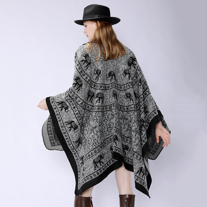 Damen Capeponcho im Wickelstil mit ornamentaler Jacquardstruktur und offenem Kimono-Fall – Célinea