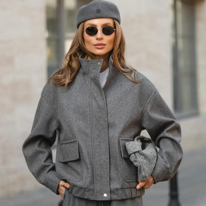 Damen Kurzblouson aus Wollmix im Utility‑Look mit Stehkragen, Klappentaschen und elastischem Saum Echo Archiv