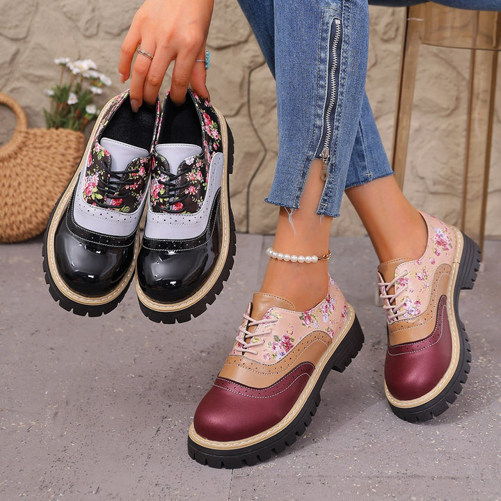 Damen Plateau-Brogue-Schnürer mit Blumenmuster und Lackdetails Echoarchiv