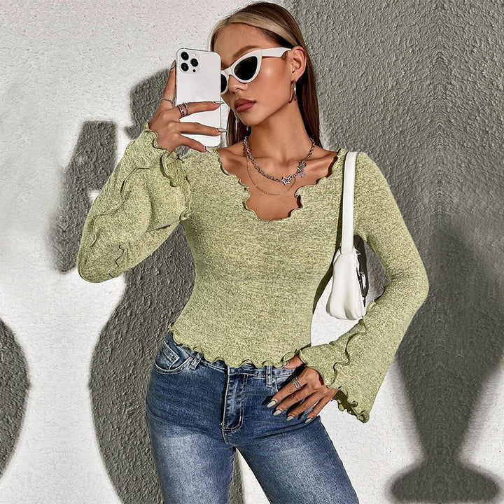 Damen figurbetontes Feinstrick-Longsleeve mit V-Ausschnitt, welligem Saum und Glockenärmeln – Avérine