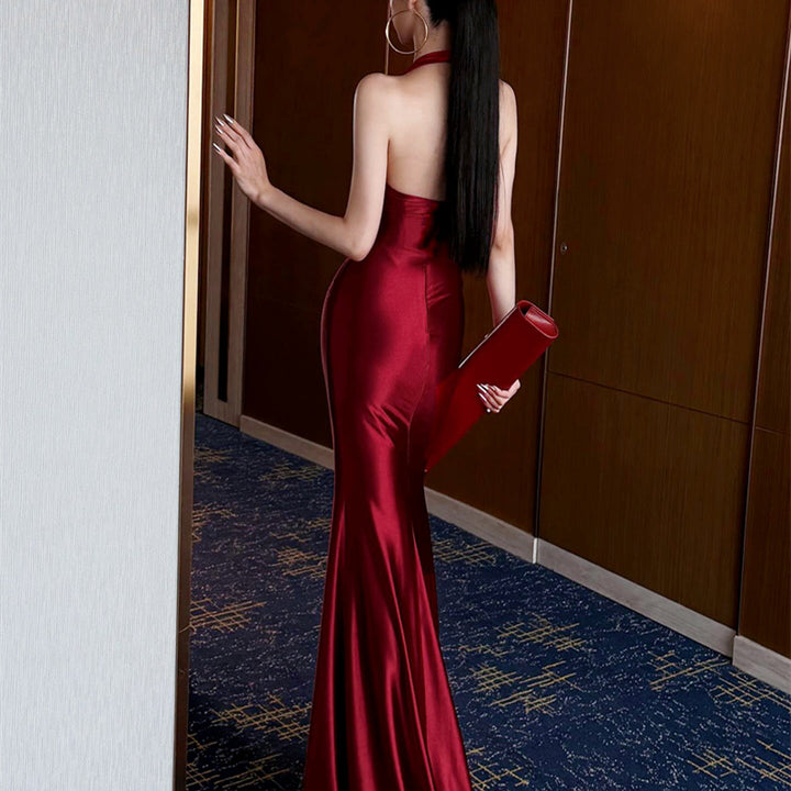 Damen Maxi Kleid mit eleganter Halterneck-Detaillierung und fließendem Schnitt Echo Archiv