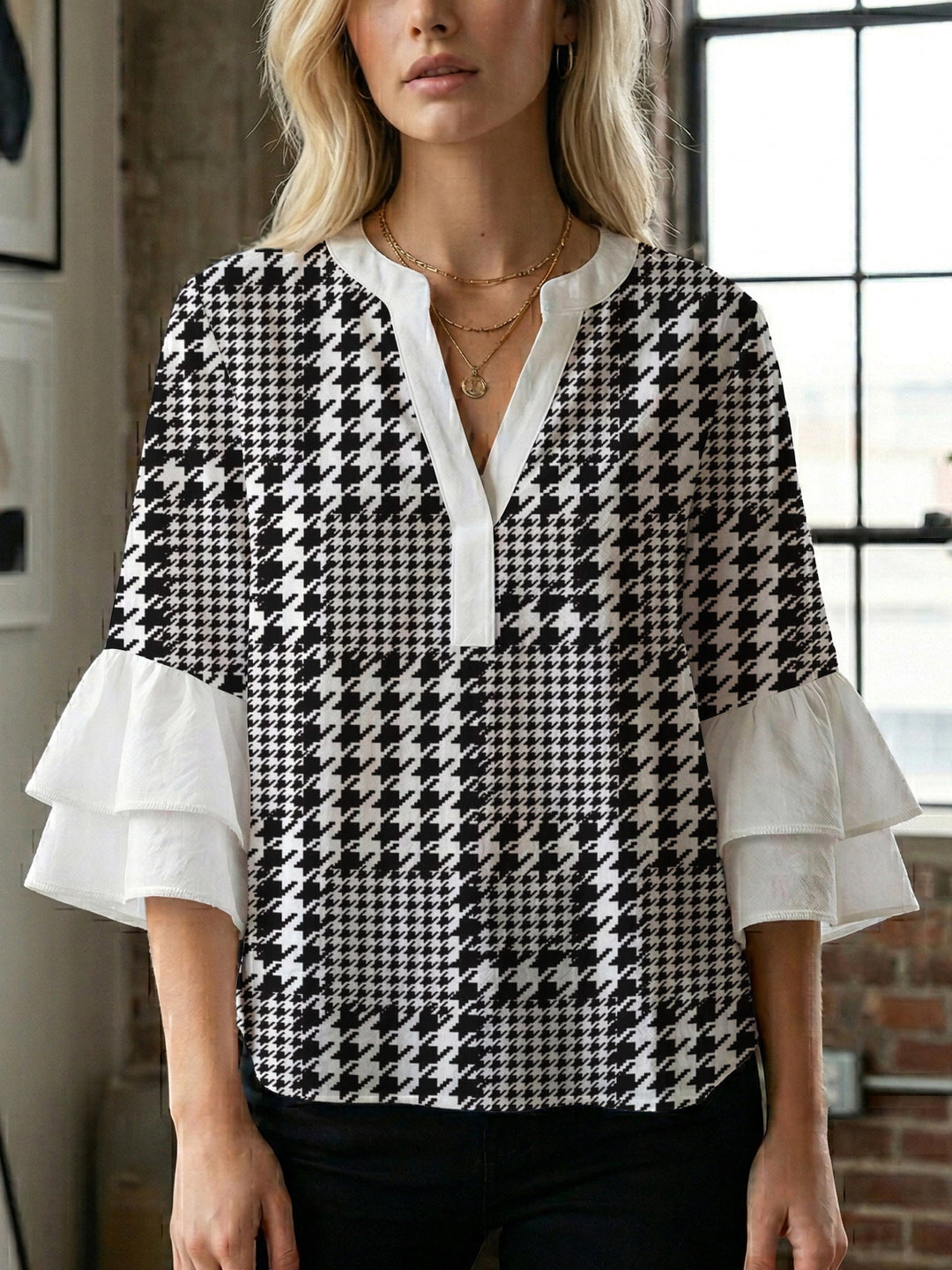 Damen Bluse mit voluminösen Rüschenärmeln und modernem Motiv Echo Archiv