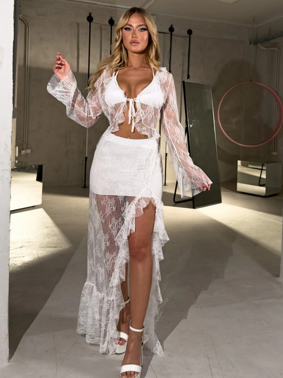 Damen Transparente Bluse mit Rüschenärmel und frechem Bindeband Echo Archiv