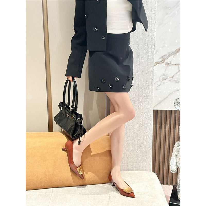 Damen Spitz zulaufende Kitten‑Heel Pumps mit dekorativer Metall‑Vorderkappe – Lioré