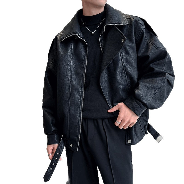 Herren Oversized Lederjacke mit weitem asymmetrischen Revers und Taillengürtel Echoarchiv