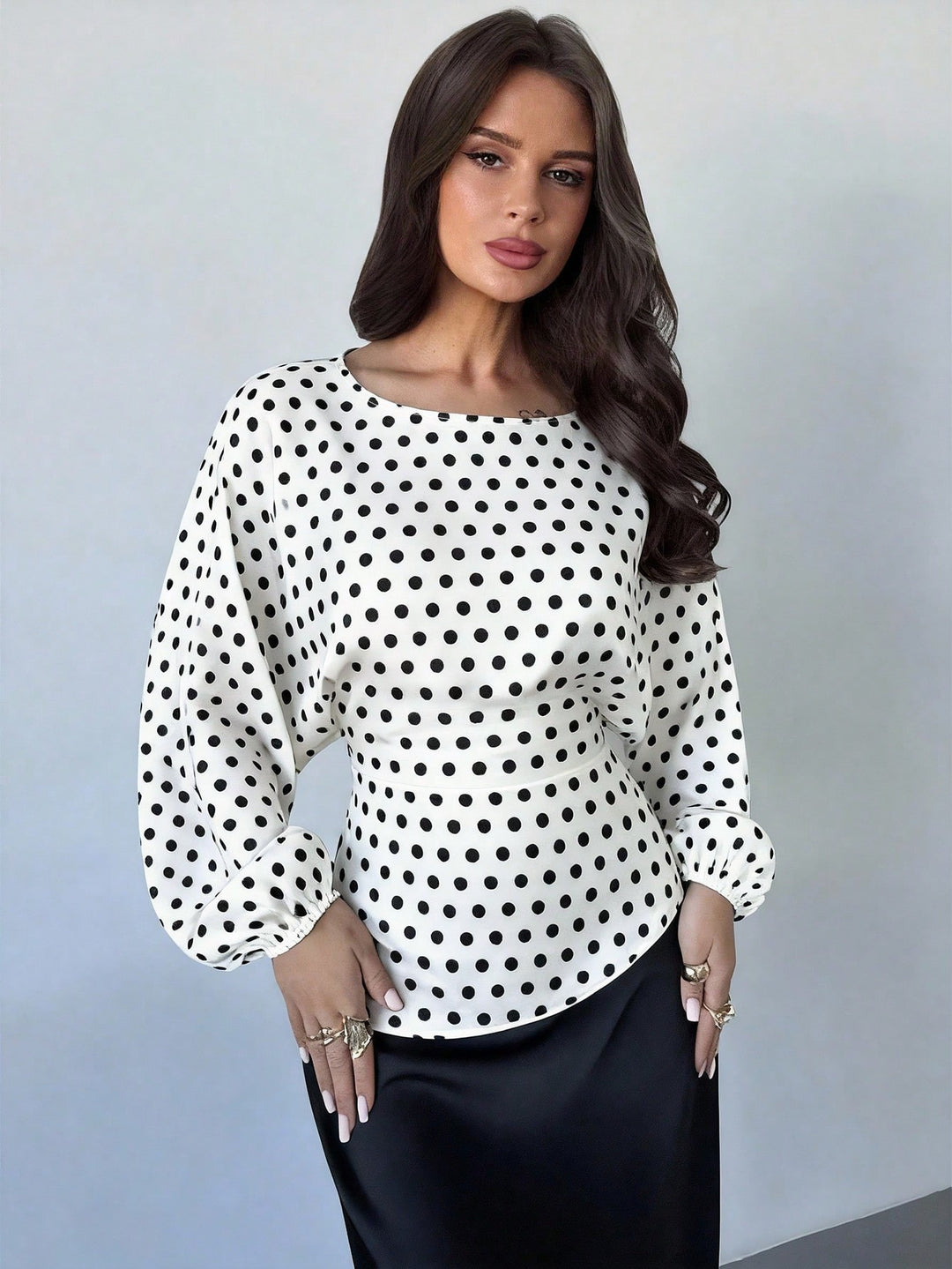 Damen Polka-Dot Satinbluse mit Ballonärmeln und weitem Rundhalsausschnitt – Élovi