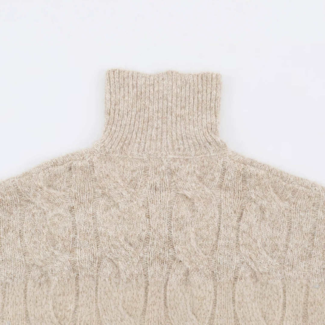 Damen Grobgestrickter Longpullover mit Zopfmuster und halbhohem Reißverschlusskragen Echoarchiv