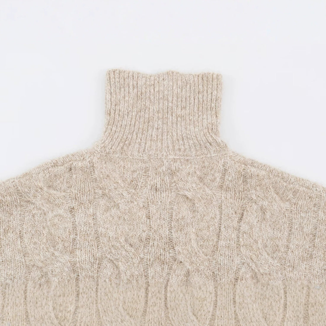 Damen Grobgestrickter Longpullover mit Zopfmuster und halbhohem Reißverschlusskragen Echoarchiv
