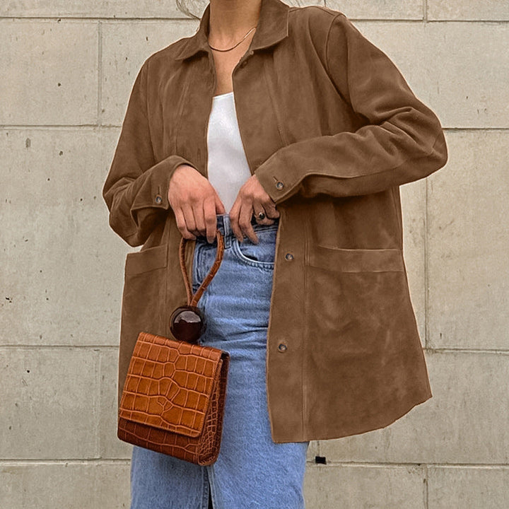 Damen Modische Wildlederjacke mit Druckknopfverschluss und praktischen Taschen – Velloura