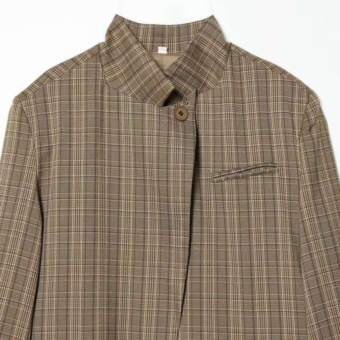 Damen Kurzblazer mit Stehkragen, asymmetrischer Knopfblende und Pattentaschen Echoarchiv