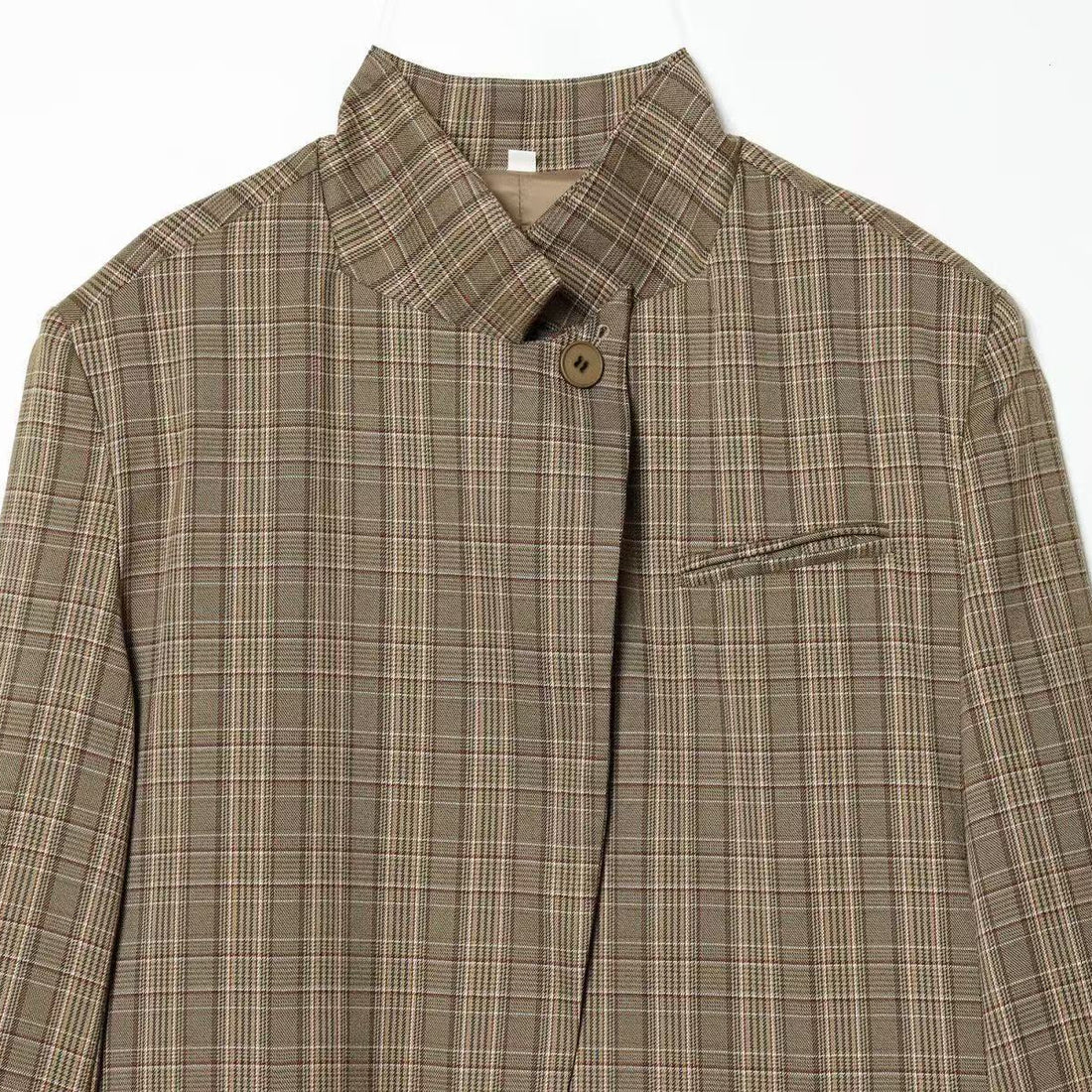Damen Kurzblazer mit Stehkragen, asymmetrischer Knopfblende und Pattentaschen Echoarchiv