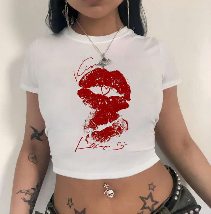 Damen Crop-T-Shirt mit animalistischem Lippenmotiv und auffälligem Schriftzug Echo Archiv