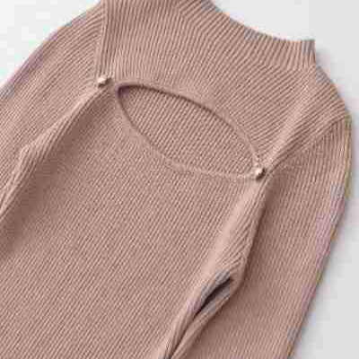Damen Gerippter Stretch-Feinstrickpullover mit Brust-Cut-Out und Zierknöpfen Echoarchiv