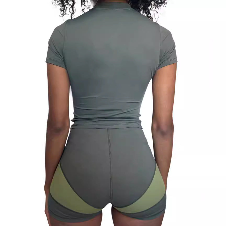 Damen Sportliches Set mit kurzem Oberteil und enganliegenden Shorts Echo Archiv