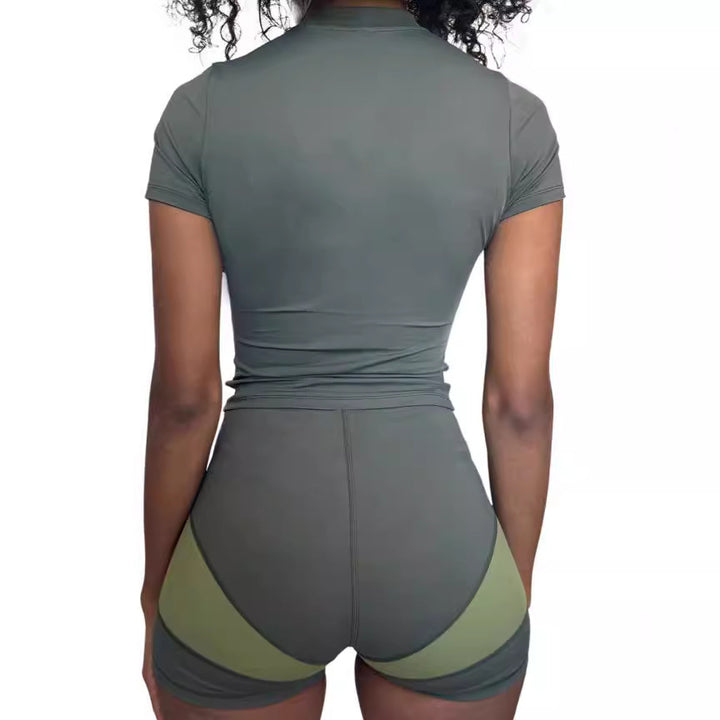 Damen Sportliches Set mit kurzem Oberteil und enganliegenden Shorts Echo Archiv