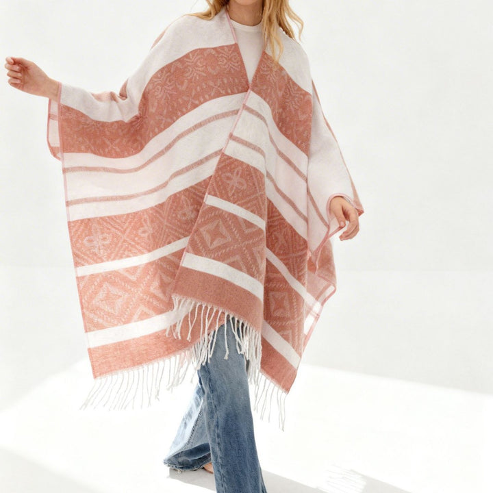 Damen Überwurfcape mit Jacquard‑Strick, V‑Ausschnitt und Fransensaum – Avérine
