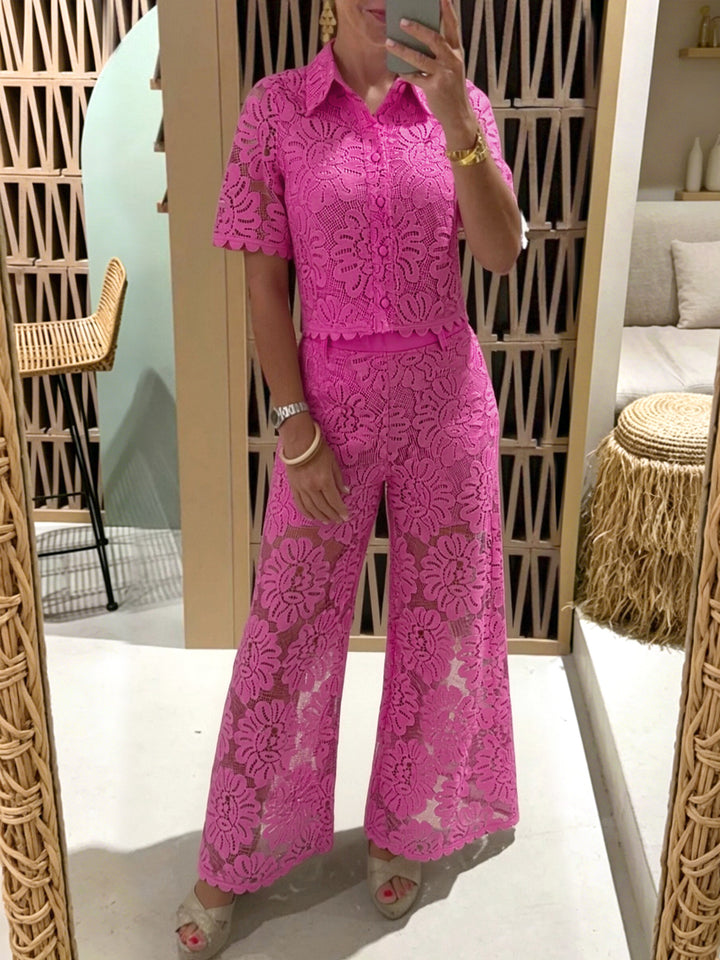Damen nan elegante Spitzenkombination mit kurzärmeliger Hemdbluse, Muschelsaum und taillierter Palazzohose mit Bindegürtel Echo Archiv