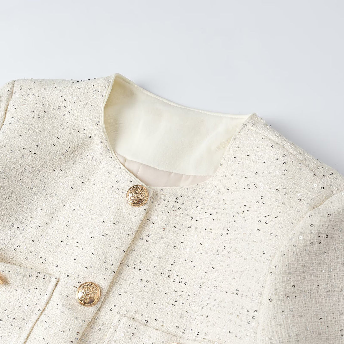 Damen Kurzgeschnittene Tweedjacke im Bouclé-Look mit Rundhalsausschnitt, Zierknöpfen und aufgesetzten Pattentaschen Echoarchiv