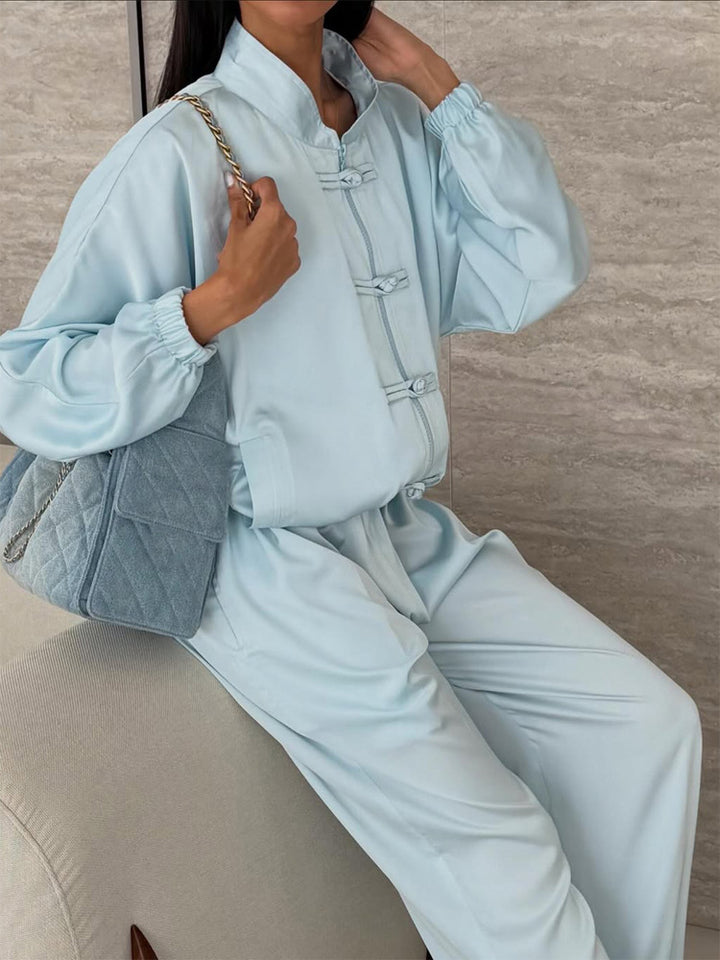 Damen Satin-Zweiteiler mit traditionellen Knebelverschlüssen und weitem Hosenrock Echoarchiv