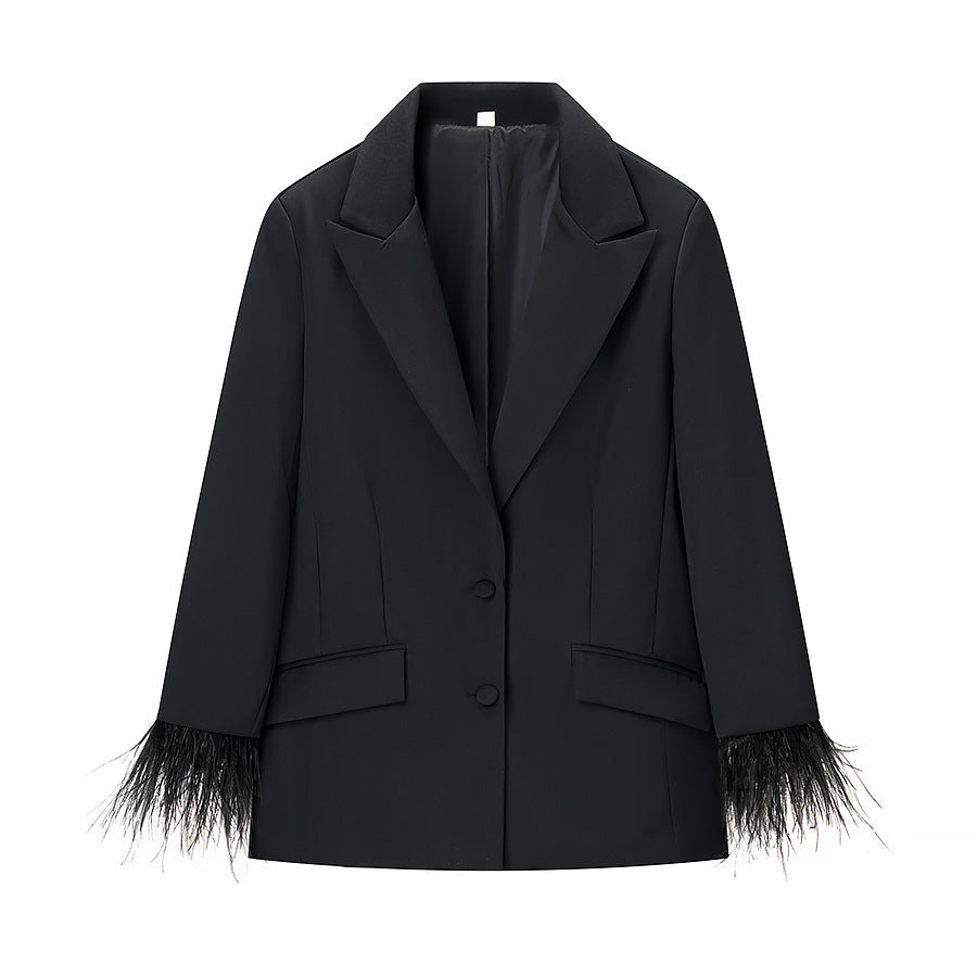 Damen Schicker taillierter Blazer-Hosenanzug mit Federbesatz an Manschetten Echo Archiv