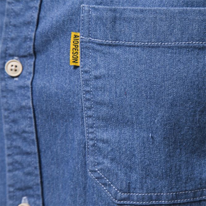 Herren nan schmal geschnittenes Denim-Hemd mit Kentkragen und aufgesetzten Brusttaschen Echo Archiv