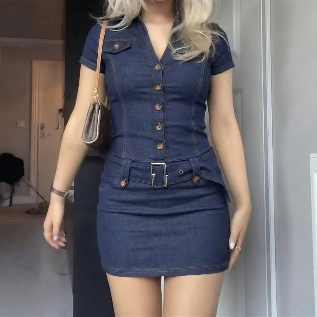 Damen Jeanshemdkleid mit Gürtel und knöpfbarem Ausschnitt – Lunéa