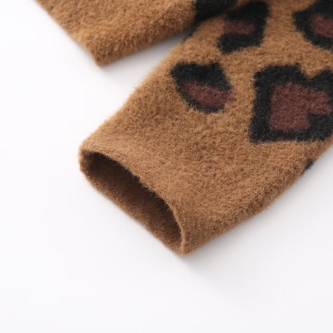 Damen Flauschige Strickjacke im Leoprint mit Rundhals und Knopfleiste Echoarchiv