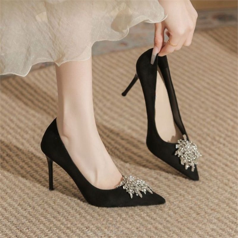 Damen spitz zulaufende Samt‑Pumps mit hohem Stiletto und Kristallbrosche Echo Archiv