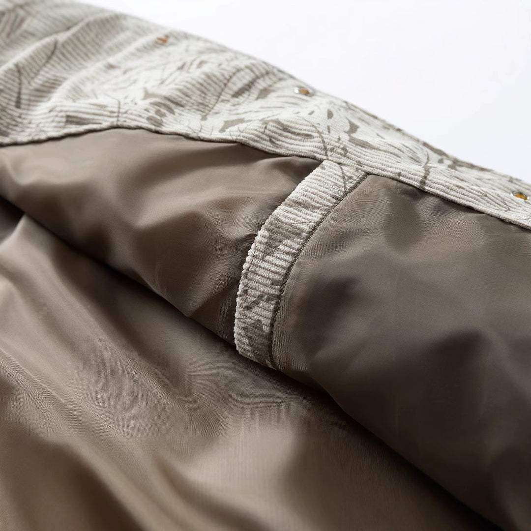 Herren Kordjacke im Truckerstil mit tonalem Blattmuster, Druckknopf‑Front und Pattentaschen Echo Archiv