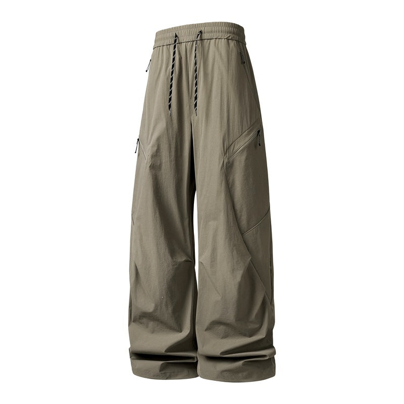 Herren Oversize-Utility-Cargo-Hose aus leichtem Nylon mit elastischem Kordbund, seitlichen Reißverschlusstaschen & weiter Ballon-Silhouette Echoarchiv