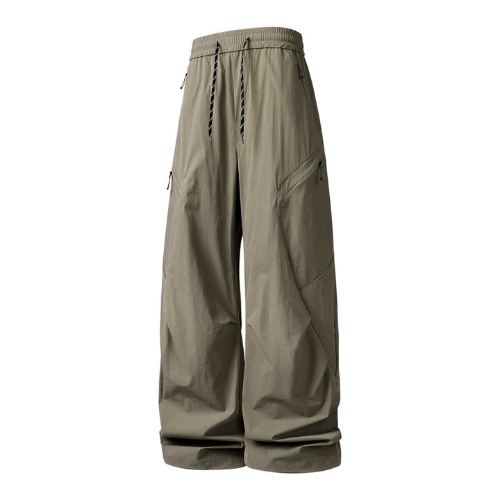 Herren Oversize-Utility-Cargo-Hose aus leichtem Nylon mit elastischem Kordbund, seitlichen Reißverschlusstaschen & weiter Ballon-Silhouette Echoarchiv