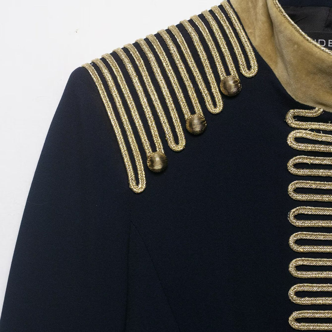 Damen Cropped Militärjacke im Parade‑Look mit goldener Kordelverzierung und Samtmanschetten Echo Archiv