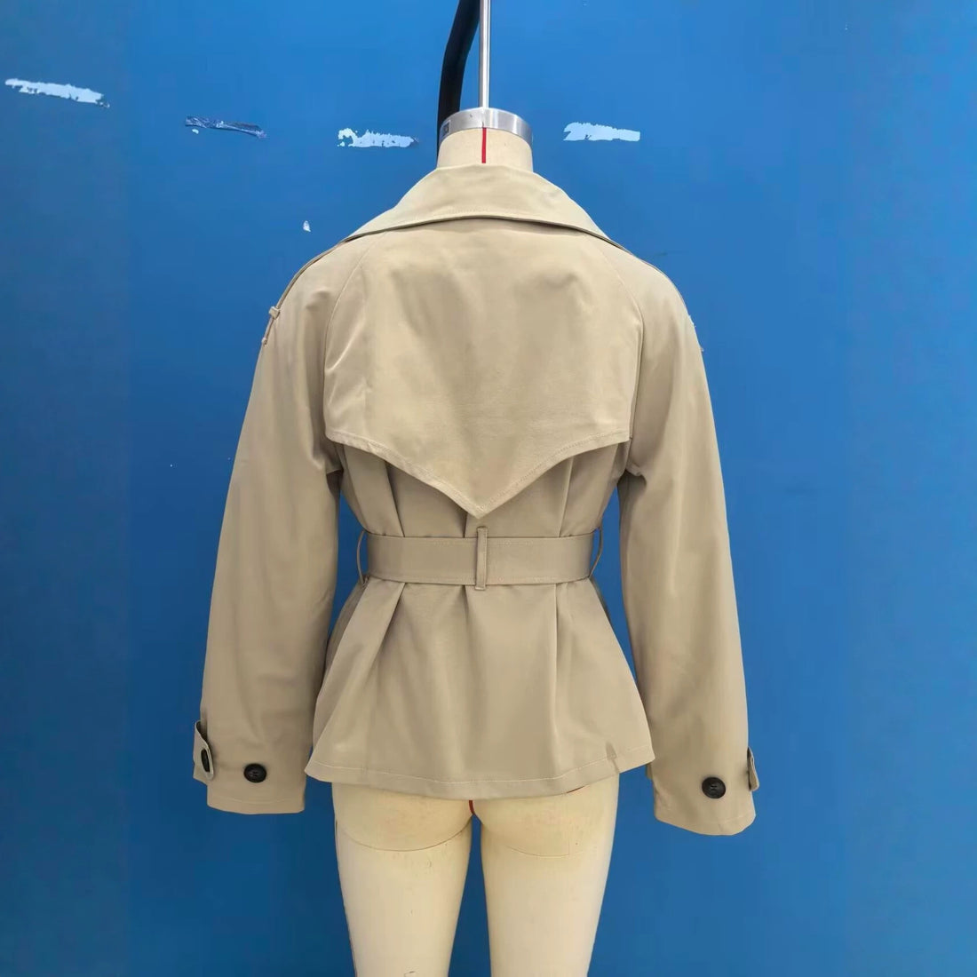 Damen Kurzer Trench‑Blouson mit Reverskapuze, Taillengürtel und doppelter Knopfleiste Echoarchiv