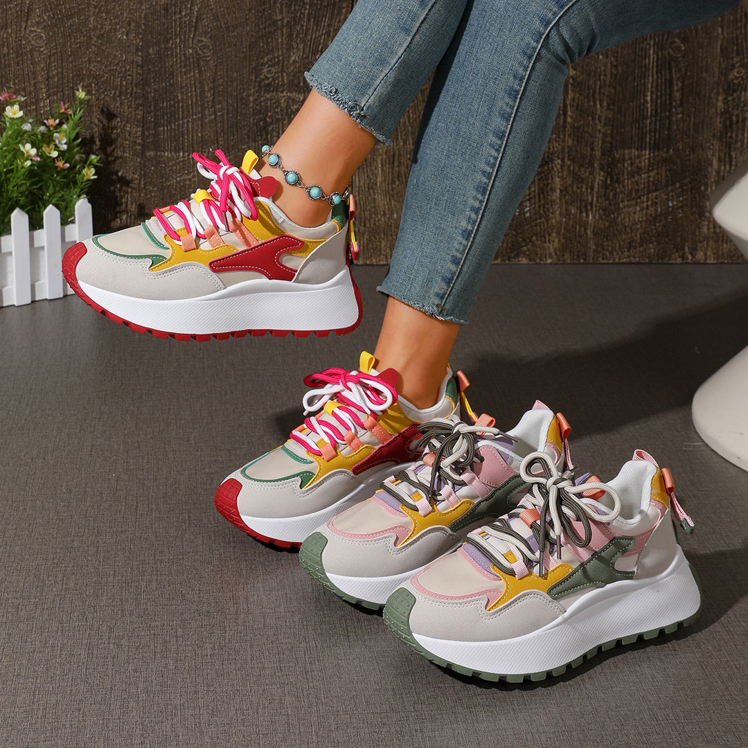 Damen Plateau-Sneaker mit mehrlagigem Obermaterial, gepolsterter Ferse und griffiger Profilsohle – Névara