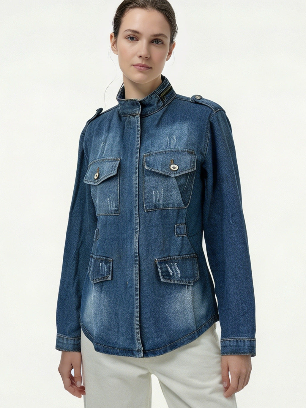 Damen nan taillierte Military-Denimjacke mit Stehkragen, aufgesetzten Pattentaschen und dezenten Used-Details Echo Archiv
