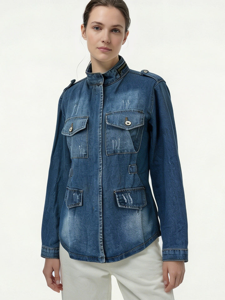 Damen nan taillierte Military-Denimjacke mit Stehkragen, aufgesetzten Pattentaschen und dezenten Used-Details Echo Archiv