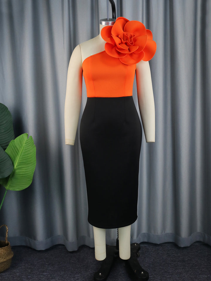 Damen figurbetontes Kleid mit asymmetrischem Blumenakzent Echo Archiv