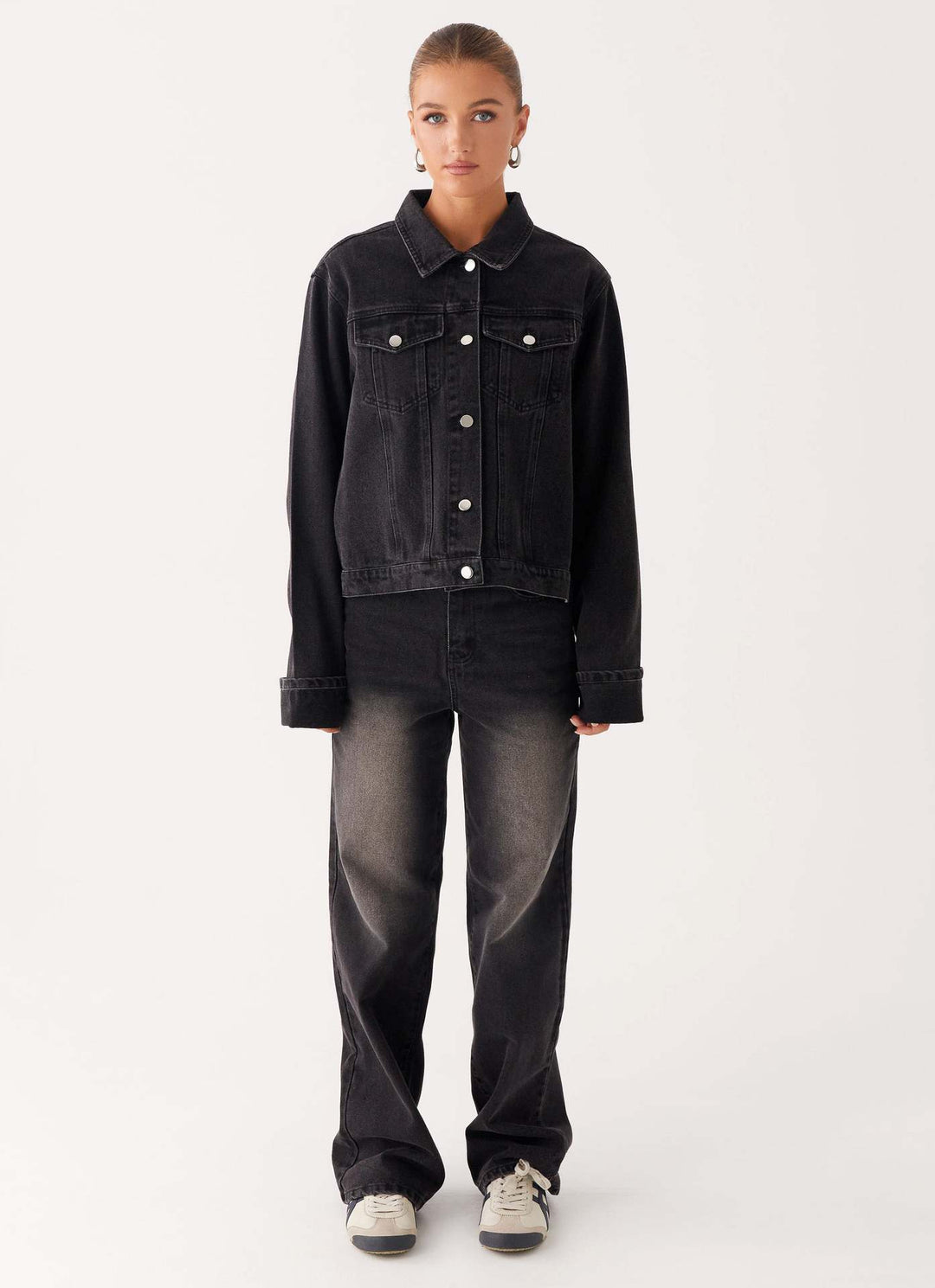 Damen trendige Denimjacke im lässigen Schnitt mit aufgesetzten Taschen und Knopfdetails Echo Archiv