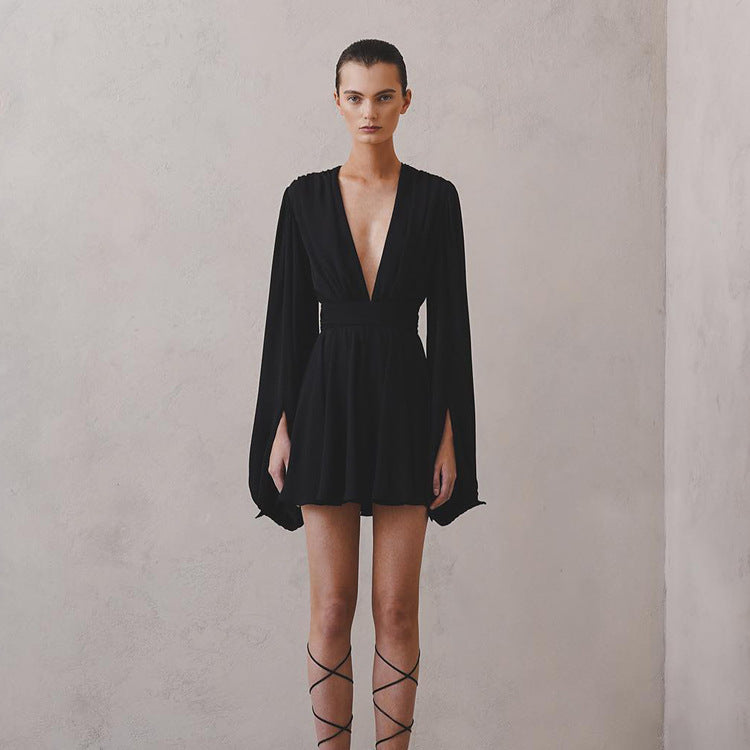 Damen Elegantes Minikleid mit tiefem V-Ausschnitt, Ballonärmeln und tailliertem Plisseerock Echoarchiv