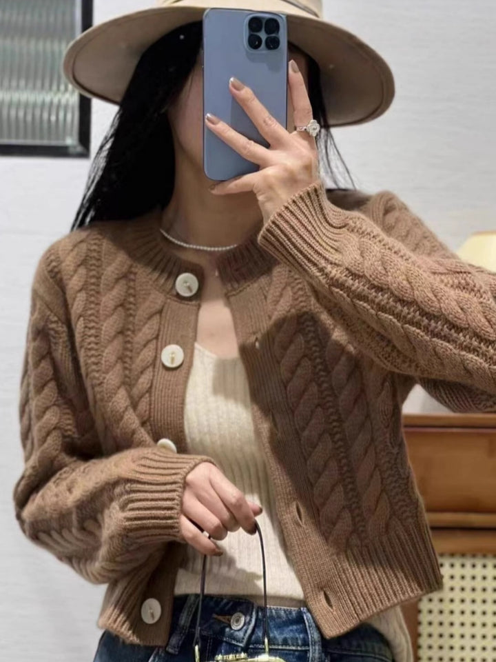 Damen Kurzer Zopfstrick‑Cardigan mit breitem Rippsaum und großen Knöpfen Echoarchiv