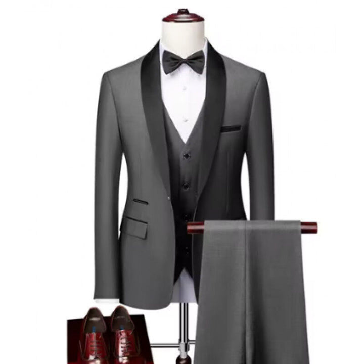 Herren nan maßgeschneiderter Smoking mit Schalkragen, Weste und eleganter Abendhose Echo Archiv