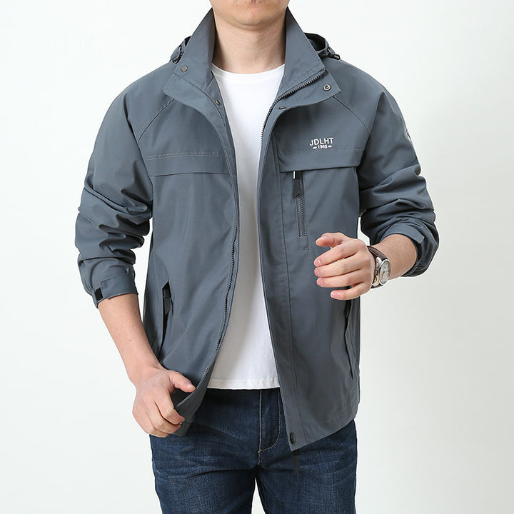 Herren Atmungsaktive Übergangs-Softshelljacke im Field‑Stil mit verdeckter Kapuze und Reißverschluss‑Brusttasche Echoarchiv