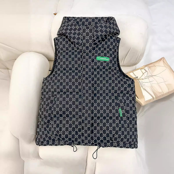 Damen gesteppte Kapuzenweste mit Allover‑Logoprint, wattierter Isolierung, verstellbarem Saum und verdeckten Reißverschlusstaschen – Avérine