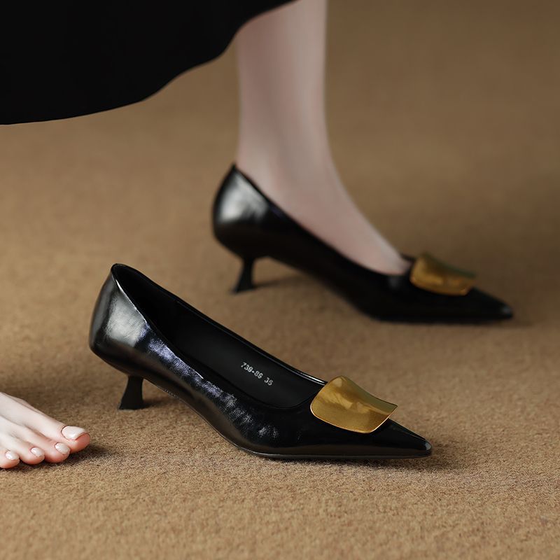 Damen Spitz zulaufende Kitten‑Heel Pumps mit dekorativer Metallapplikation – Lioré